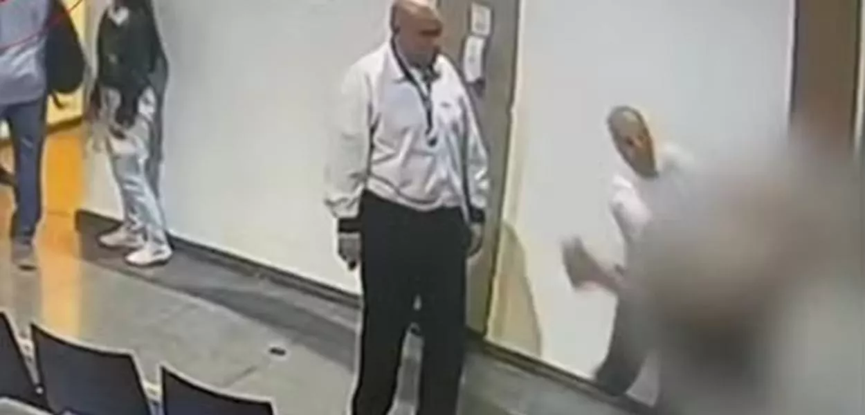 Um homem com colar cervical e em cadeira de rodas foi brutalmente agredido por um segurança