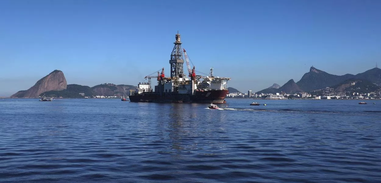Navio-sonda a serviço da Petrobras, que pode ser enviada para perfuração na Margem Equatorial, é visto na Baía de Guanabara, no Rio de Janeiro