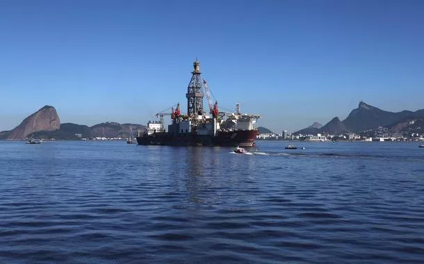 Navio-sonda a serviço da Petrobras, que pode ser enviada para perfuração na Margem Equatorial, é visto na Baía de Guanabara, no Rio de Janeiro