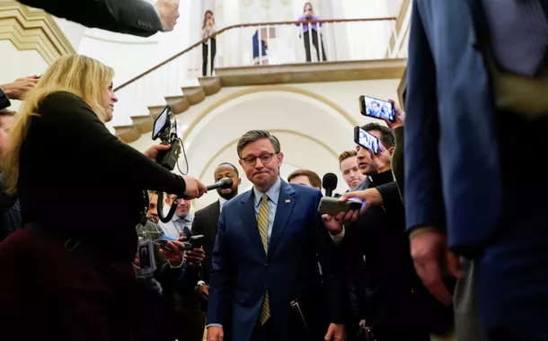 O presidente da Câmara dos EUA, Mike Johnson (R-LA), fala com a imprensa, ao sair para uma reunião na Casa Branca sobre o orçamento, no dia da audiência do Comitê de Regras da Câmara sobre o plano do presidente dos EUA, Donald Trump, para amplos cortes de impostos, no Capitólio, em Washington, DC, EUA, 21 de maio de 2025