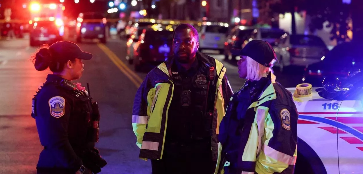 Policiais em local de Washington onde dois funcionários da embaixada israelense foram mortos a tiros - 21/5/2025