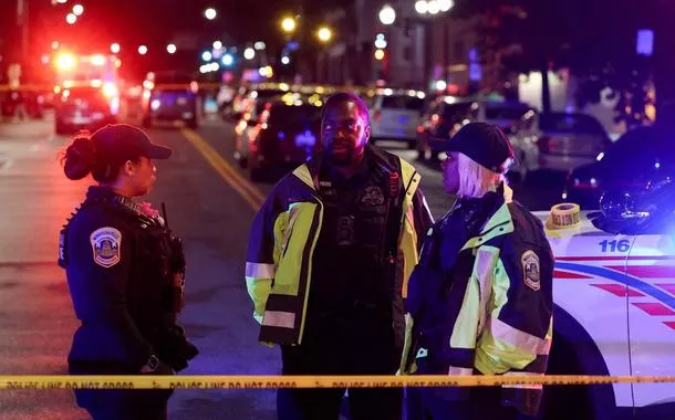 Policiais em local de Washington onde dois funcionários da embaixada israelense foram mortos a tiros - 21/5/2025