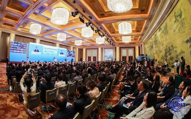 Ren Hongbin, presidente do Conselho Chinês para a Promoção do Comércio Internacional (CCPIT), discursa na Cúpula Global de Promoção do Comércio e Investimentos 2025, realizada em Pequim em 22 de maio de 2025