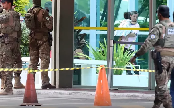 Homem está com pacote suspeito e se recusa a sair