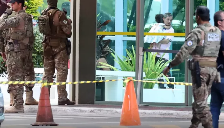 Homem está com pacote suspeito e se recusa a sair