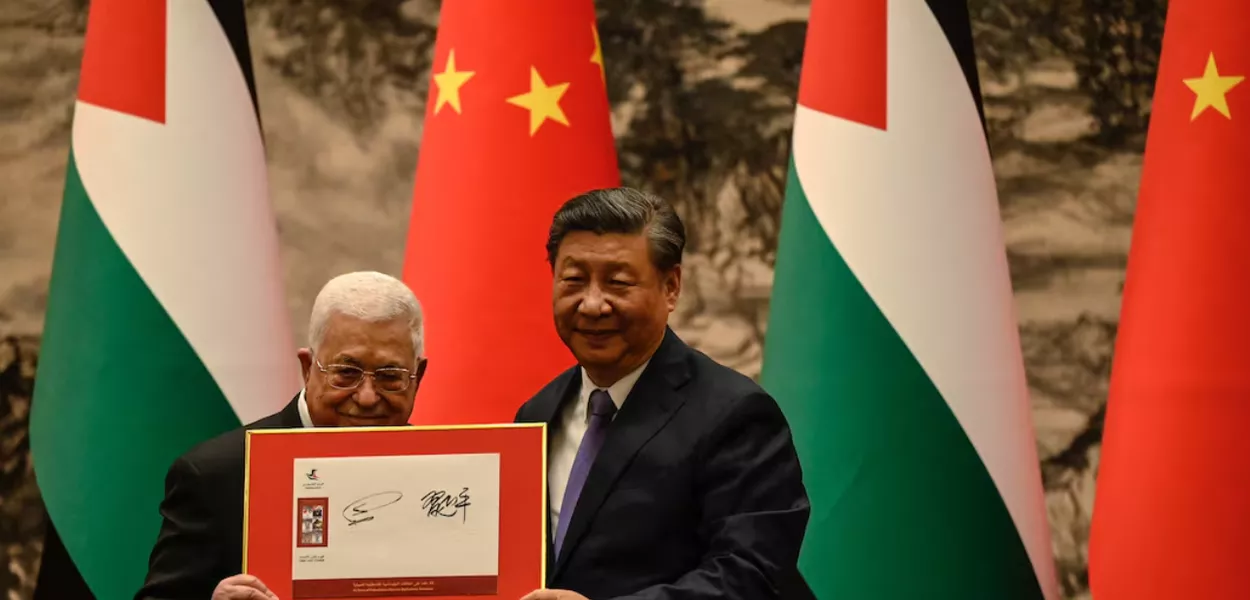 O presidente chinês Xi Jinping e o presidente palestino Mahmud Abbas participam de uma cerimônia de assinatura no Grande Salão do Povo em Pequim, China, em 14 de junho de 2023
