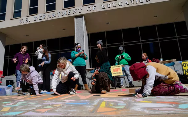Manifestantes participam de um protesto do movimento Defend Our Schools contra a ordem executiva do presidente dos EUA, Donald Trump, de fechar o Departamento de Educação dos EUA em frente ao seu prédio em Washington, DC, EUA, em 21 de março de 2025