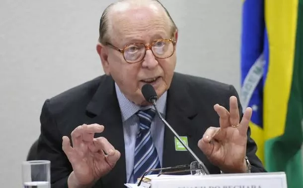 Escritor e gramático Evanildo Bechara morre aos 97 anos