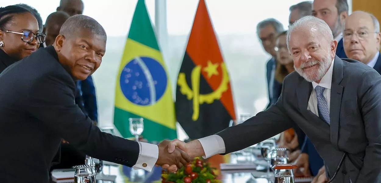 Presidente Lula durante reunião ampliada com o Presidente da República de Angola, João Lourenço