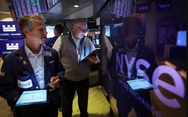 Operadores trabalham no pregão da Bolsa de Valores de Nova York (NYSE), na cidade de Nova York, EUA, em 14 de maio de 2025