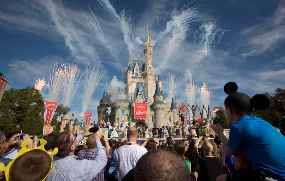 Fogos de artifício explodem ao redor do castelo da Cinderela durante a grande cerimônia de inauguração do Fantasyland do Walt Disney World em Lake Buena Vista, Flórida, em 6 de dezembro de 2012