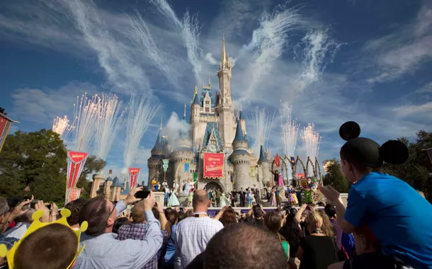 Fogos de artifício explodem ao redor do castelo da Cinderela durante a grande cerimônia de inauguração do Fantasyland do Walt Disney World em Lake Buena Vista, Flórida, em 6 de dezembro de 2012