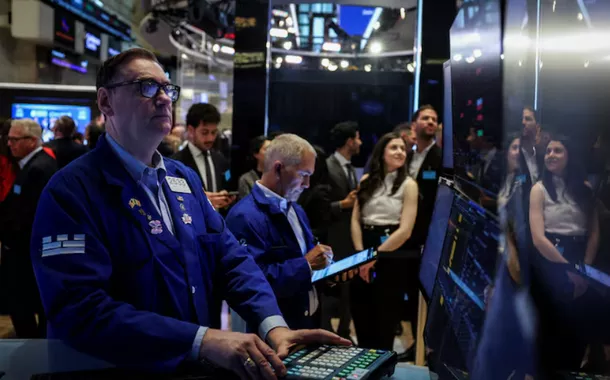 Operadores trabalham no pregão da Bolsa de Valores de Nova York (NYSE), na cidade de Nova York, EUA, em 19 de maio de 2025