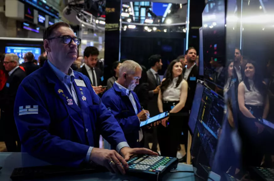 Operadores trabalham no pregão da Bolsa de Valores de Nova York (NYSE), na cidade de Nova York, EUA, em 19 de maio de 2025