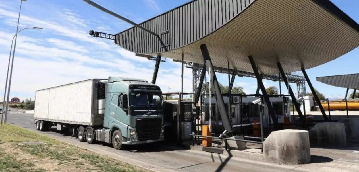 Caminhão passa por um pedágio localizado na cidade de Talca, no trecho Talca–Chillán, da Rodovia 5, no Chile