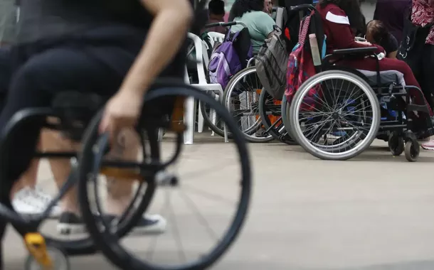 Pessoas em cadeiras de rodas