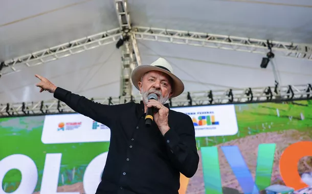 Lula anuncia novos programas sociais para este mês e diz que em junho focará em "fazer política"