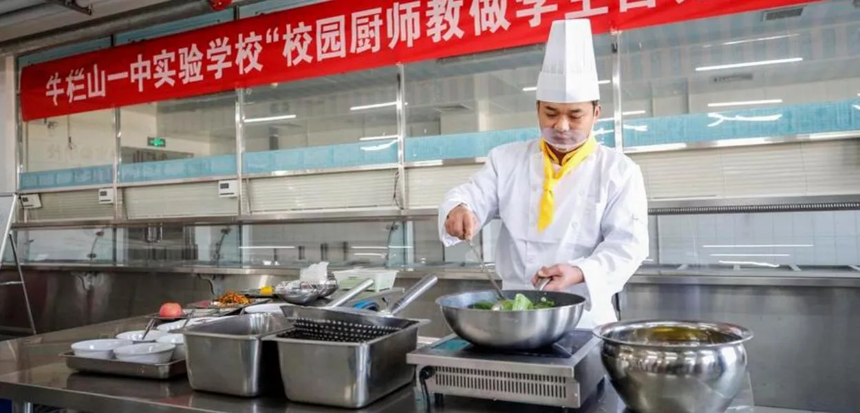Em dezembro de 2019, uma aula de alimentação saudável foi realizada na cozinha da Escola Experimental Afiliada à Primeira Escola Secundária Niulanshan, em Pequim, como parte do projeto-piloto "Escola Nutritiva"