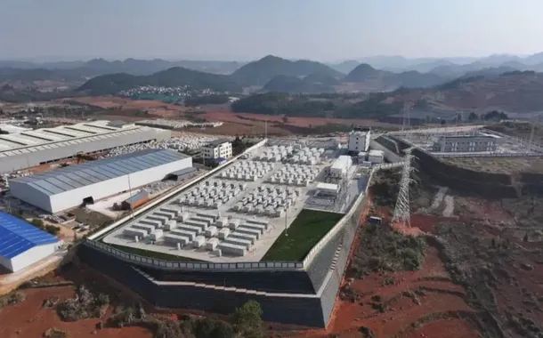 Estação de Armazenamento de Energia Baochi, primeira estação híbrida de grande porte da China com armazenamento de energia de lítio-sódio, entra em operação na Província de Yunnan, no Sudoeste do país.