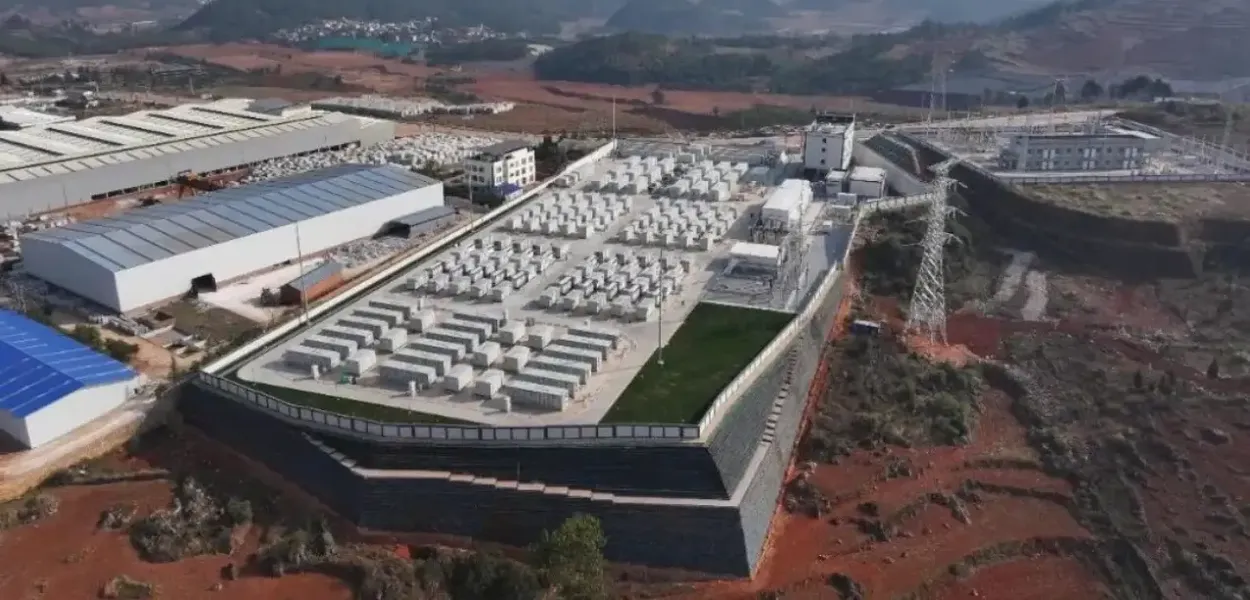 Estação de Armazenamento de Energia Baochi, primeira estação híbrida de grande porte da China com armazenamento de energia de lítio-sódio, entra em operação na Província de Yunnan, no Sudoeste do país.