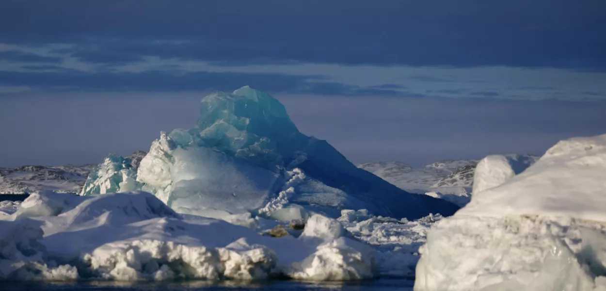 Um iceberg flutua no gelo perto de Nuuk, Groenlândia, 9 de fevereiro de 2025