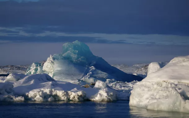 Um iceberg flutua no gelo perto de Nuuk, Groenlândia, 9 de fevereiro de 2025