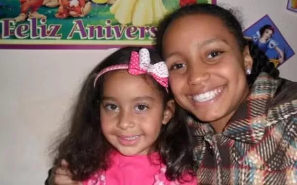 Larissa Torres (direita), que morreu atropelada após moto em que estava colidir com porta de carro — Foto: Arquivo pessoal
