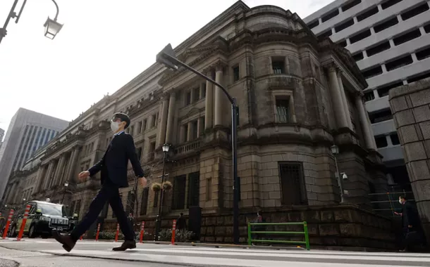 Um homem caminha em frente à sede do Banco do Japão em Tóquio, Japão, em 18 de janeiro de 2023