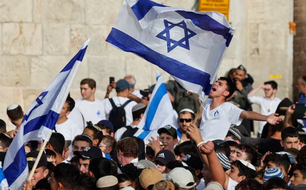 Ultranacionalistas israelenses atacam palestinos e jornalistas durante Marcha da Bandeira em Jerusalém