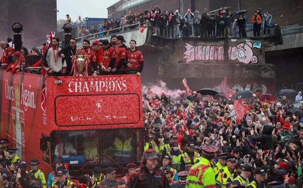 Desfile de jogadores do Liverpool após vitória na Premier League 
