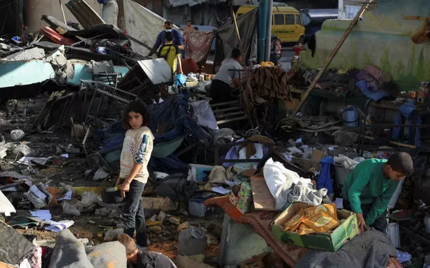 Palestinos inspecionam os danos em uma escola que abriga pessoas deslocadas, após um ataque israelense, na Cidade de Gaza, em 26 de maio de 2025