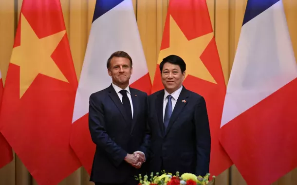 O presidente francês Emmanuel Macron e o presidente do Vietnã Luong Cuong apertam as mãos durante uma reunião no Palácio Presidencial em Hanói em 26 de maio de 2025