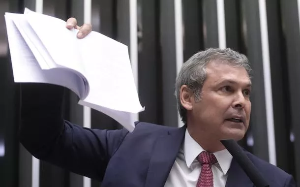 Lindbergh acusa Eduardo Bolsonaro de "traição nacional" e promete entregar provas à PF