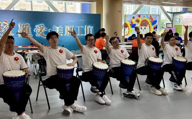 Jovens com deficiência realizam apresentação musical no Edifício Hui'ai, em Pequim