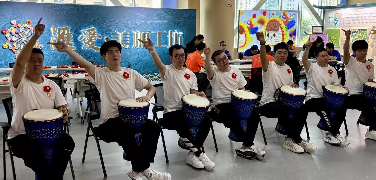 Jovens com deficiência realizam apresentação musical no Edifício Hui'ai, em Pequim