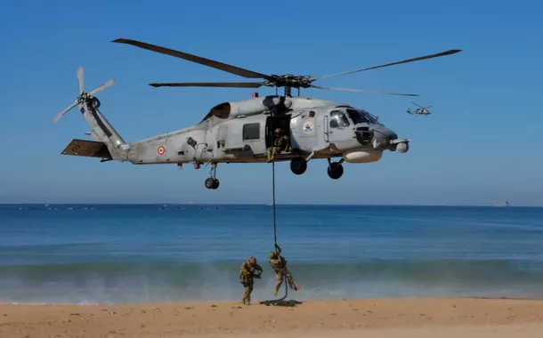 Soldados turcos participam do treinamento militar do Exercício Dynamic Mariner 25, que envolve forças navais de vários membros da OTAN, na praia de Retin, no Oceano Atlântico, em Barbate, Espanha, em 28 de março de 2025