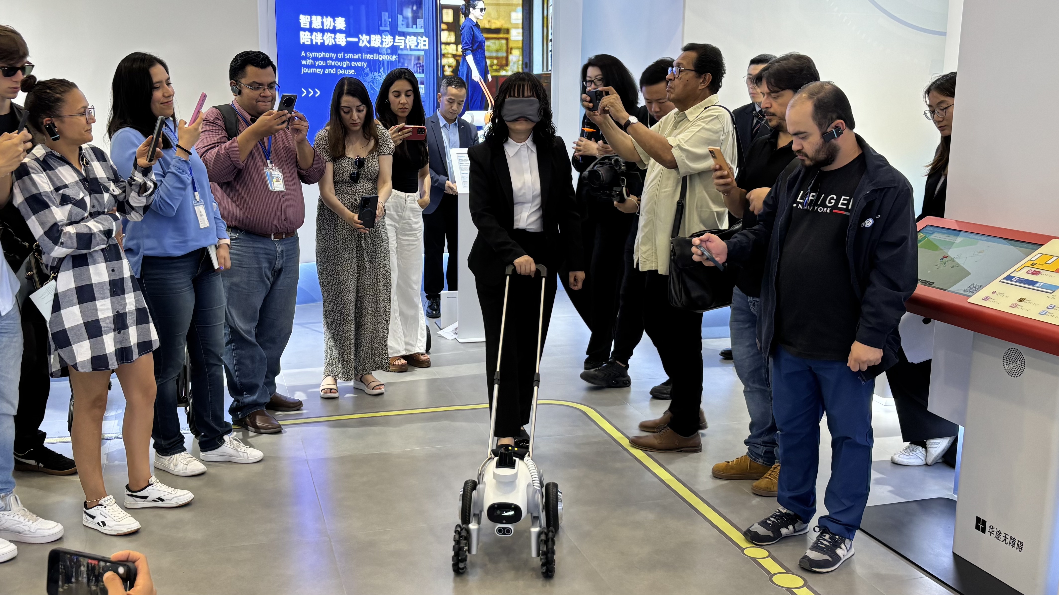 Cachorro-guia robótico sendo testado na zona de exibição de tecnologias assistivas do Edifício Hui'ai