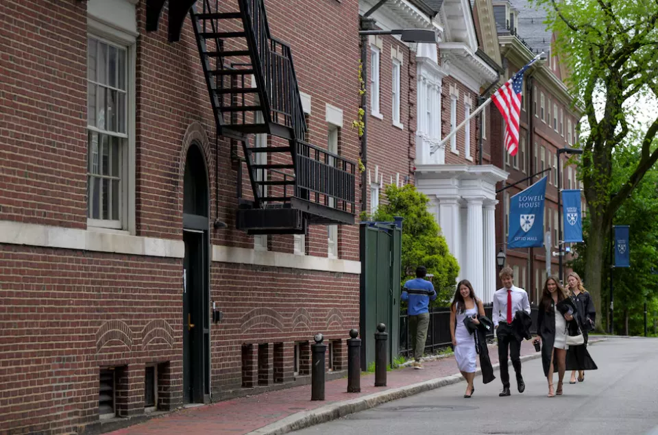 Estudantes caminham pelo campus da Universidade de Harvard em Cambridge, Massachusetts, EUA, em 23 de maio de 2025