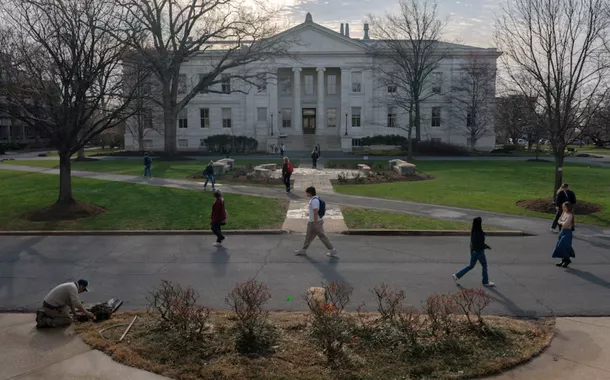 Estudantes caminham pelo campus da American University em Washington, DC, EUA, em 20 de março de 2025