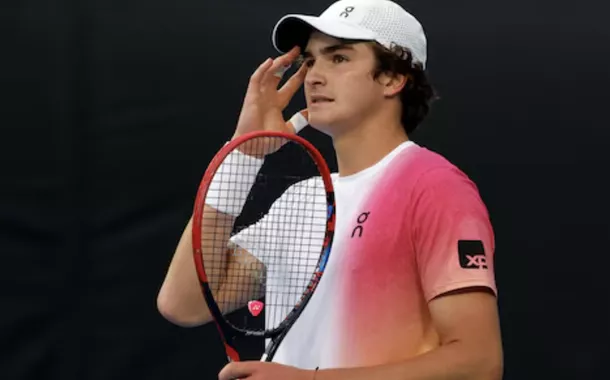 Único brasileiro em Roland Garros, João Fonseca atropela polonês número 28 do mundo e avança para segunda rodada (vídeo)