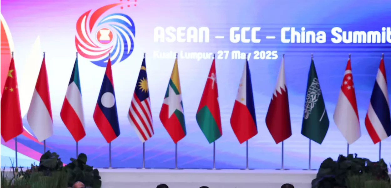 O primeiro-ministro malaio, Anwar Ibrahim, discursa durante a Cúpula ASEAN-CCG-China no Centro de Convenções de Kuala Lumpur, Malásia, em 27 de maio de 2025
