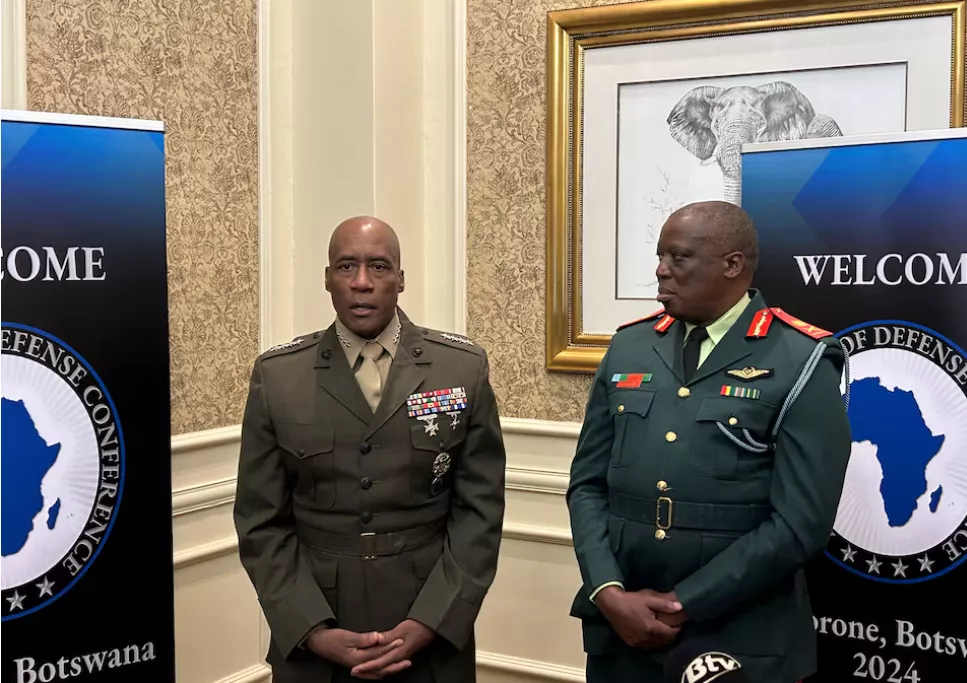 General da Marinha dos EUA Michael Langley, chefe do Comando da África, fala com repórteres ao lado do Comandante da Força de Defesa de Botsuana, Tenente-General Placid Segokgo, em uma conferência de defesa em Gaborone, Botsuana, em 25 de junho de 2024