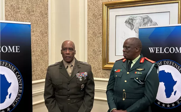 General da Marinha dos EUA Michael Langley, chefe do Comando da África, fala com repórteres ao lado do Comandante da Força de Defesa de Botsuana, Tenente-General Placid Segokgo, em uma conferência de defesa em Gaborone, Botsuana, em 25 de junho de 2024