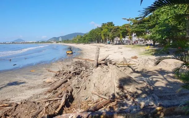 Faixa de areia da Praia do Cruzeiro (Iperoig), próxima da desembocadura do Rio Grande, Ubatuba (Litoral Norte do Estado de São Paulo), com restos de folhas e de galhos de árvores associado ao lixo urbano variado, sendo empilhados para remoção após as fortes chuvas ocorridas nos dias 22 e 23/05/2025