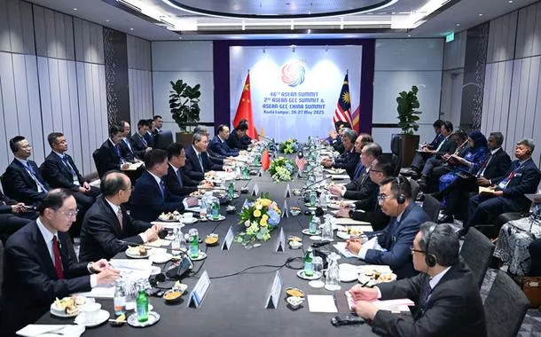 Li Qiang diz que China e Malásia devem inaugurar juntos novos "50 anos dourados" nas relações bilaterais