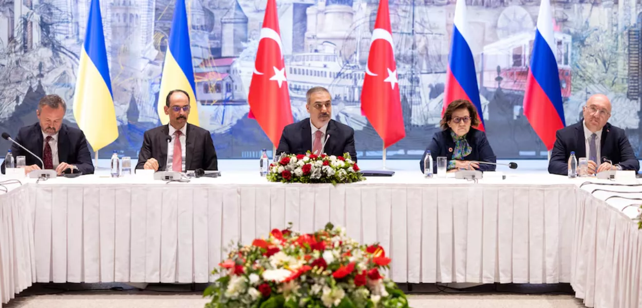 Ministro das Relações Exteriores da Turquia, Hakan Fidan, preside uma reunião entre negociadores ucranianos e russos em Istambul, Turquia, em 16 de maio de 2025.
