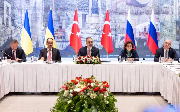 Ministro das Relações Exteriores da Turquia, Hakan Fidan, preside uma reunião entre negociadores ucranianos e russos em Istambul, Turquia, em 16 de maio de 2025. 