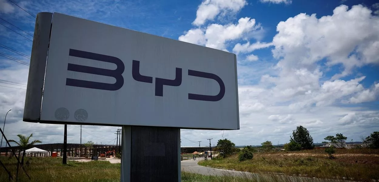 Placa da BYD no local da fábrica da empresa em Camaçari, na Bahia - 17/11/2024