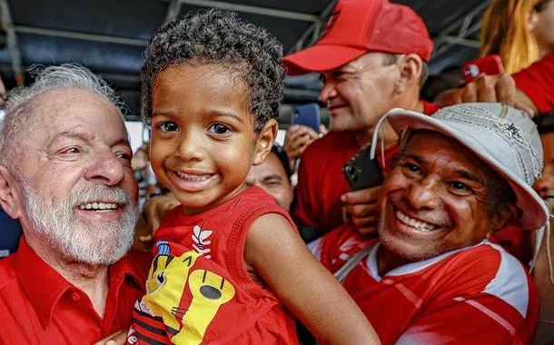 Lula faz duras críticas a Bolsonaro e afirma: ‘esse país precisa de alguém que bote o pé no chão’