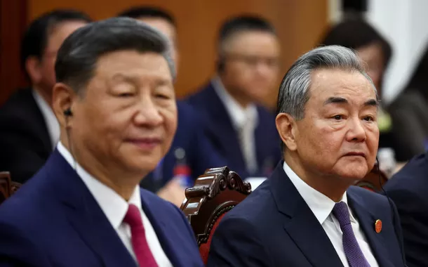 O presidente chinês Xi Jinping e o ministro das Relações Exteriores Wang Yi participam de uma reunião com o presidente da Assembleia Nacional do Vietnã, Tran Thanh Man (não mostrado na foto), durante uma visita de Estado de dois dias, em Hanói, Vietnã, em 14 de abril de 2025